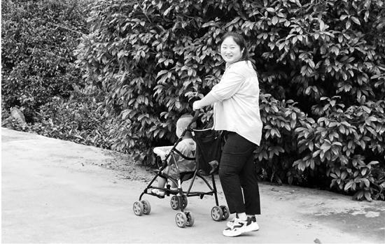 8年前在杭州因玻璃幕墻墜落而截肢的女孩，當媽媽了！