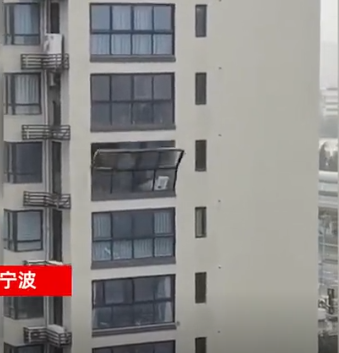 警示！臺風(fēng)煙花致使高層門窗脫落！門窗幕墻安全需高度關(guān)注(圖2)