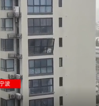 警示！臺風(fēng)煙花致使高層門窗脫落！門窗幕墻安全需高度關(guān)注(圖1)